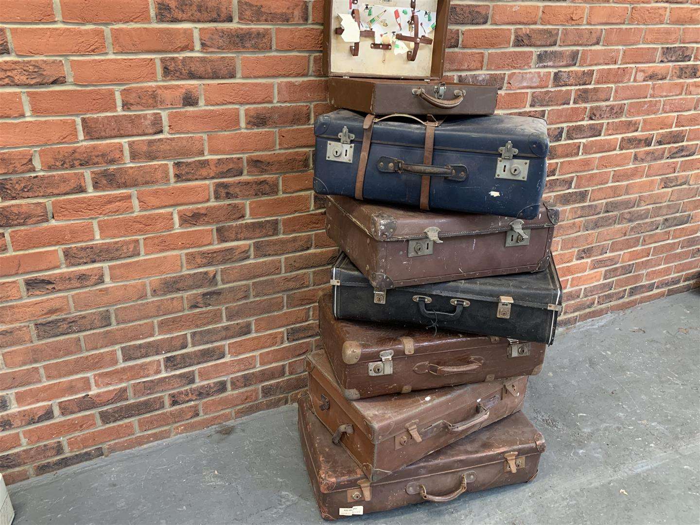 <p>Ex Goodwood 7 assorted suitcases</p>