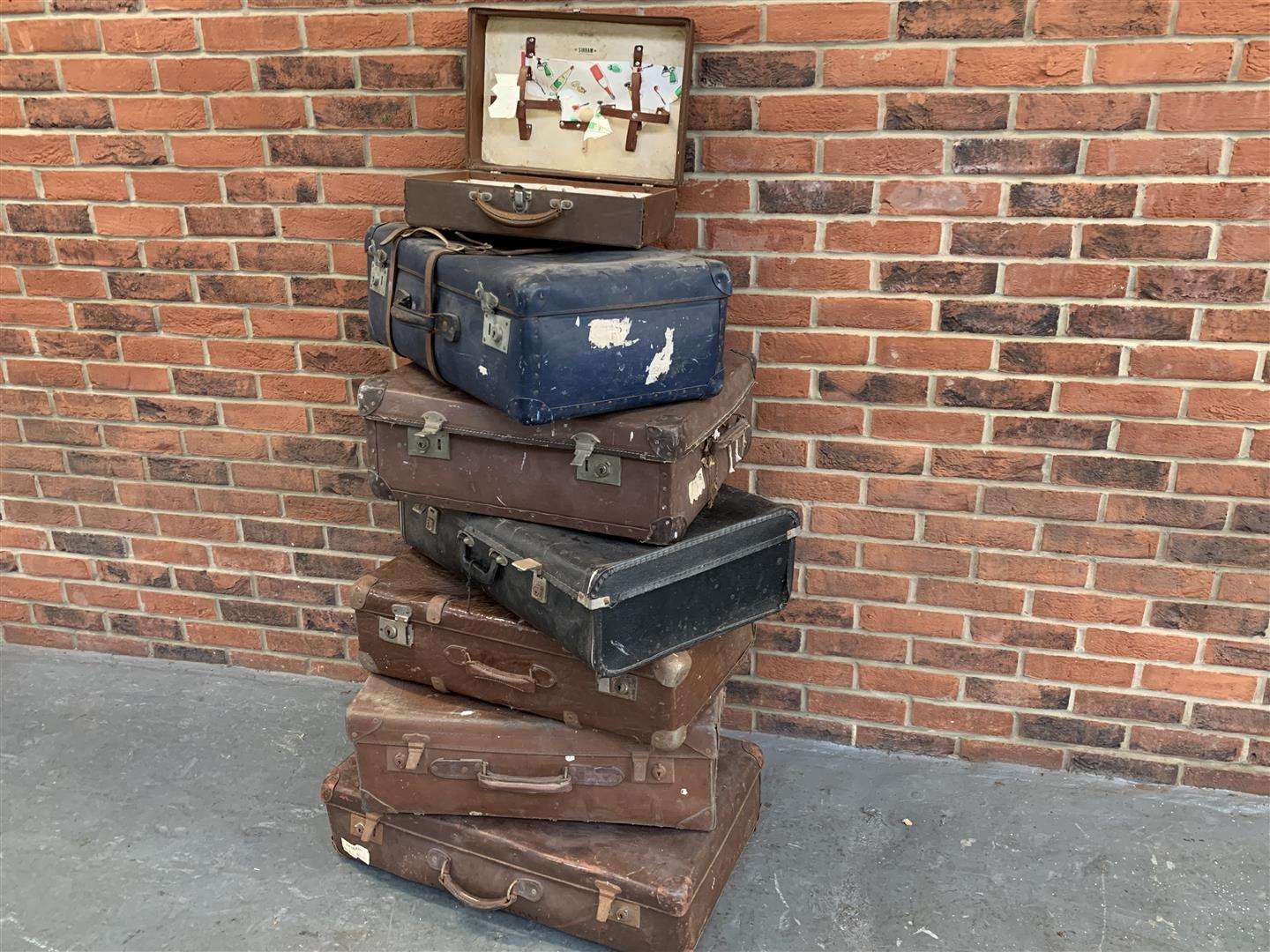 <p>Ex Goodwood 7 assorted suitcases</p>