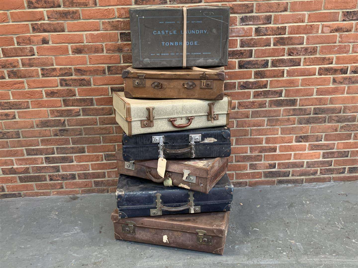 <p>Ex Goodwood 7 assorted suitcases&nbsp;</p>
