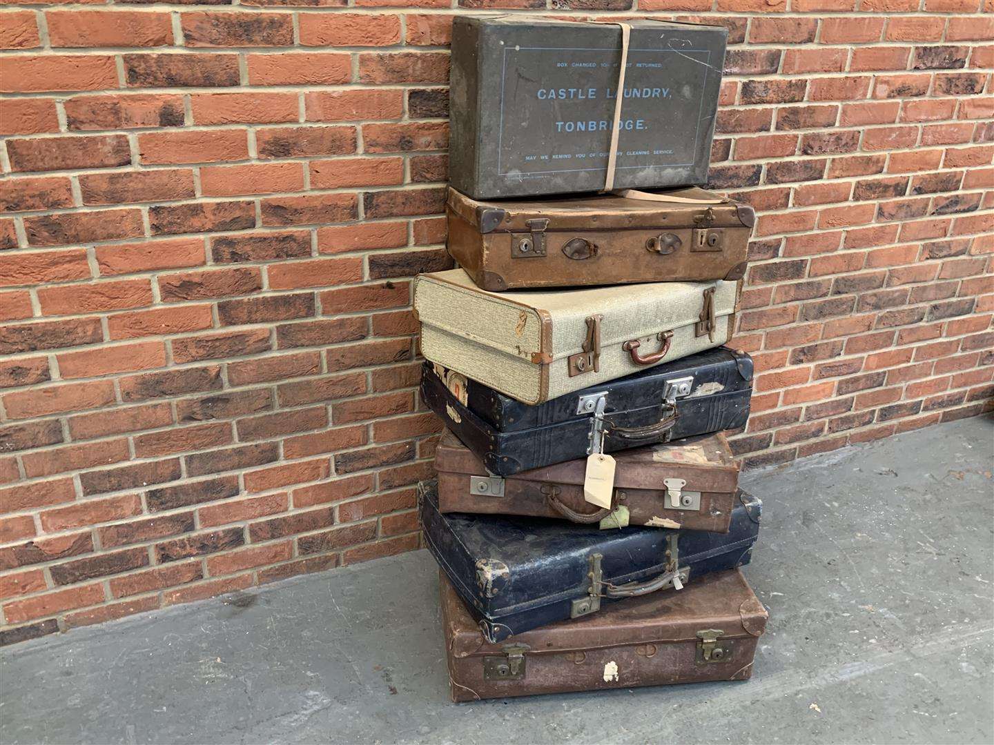 <p>Ex Goodwood 7 assorted suitcases&nbsp;</p>