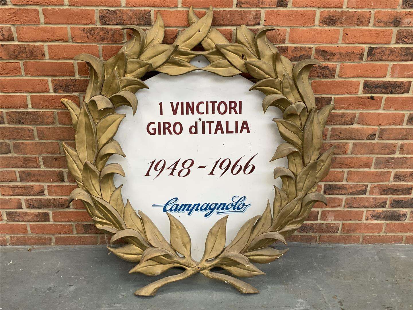 <p>Vincitori Giro d'Italia 1948 to 1966&nbsp;winner's wreath &nbsp;</p>