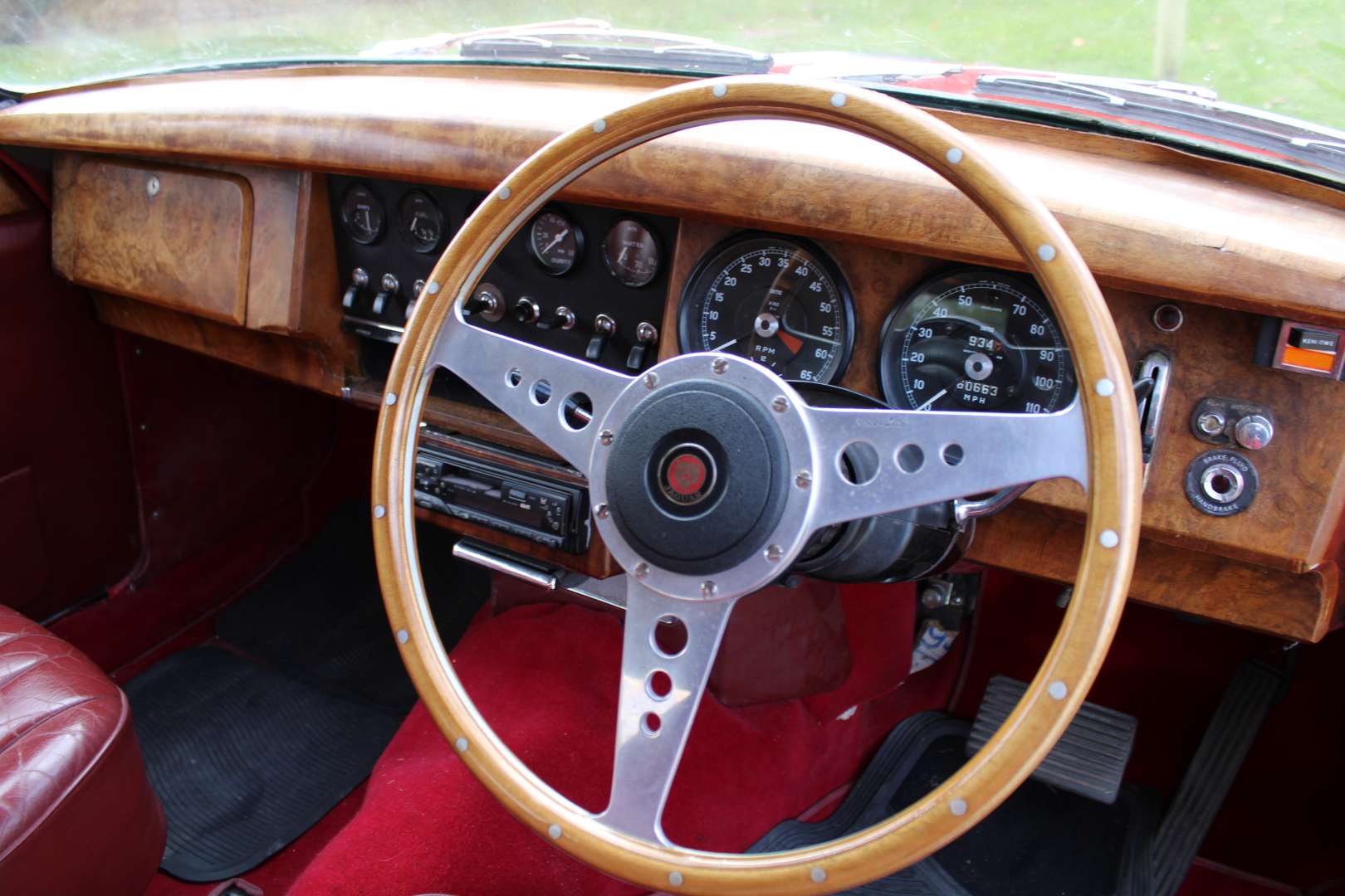 <p>1966 DAIMLER V8 250</p>