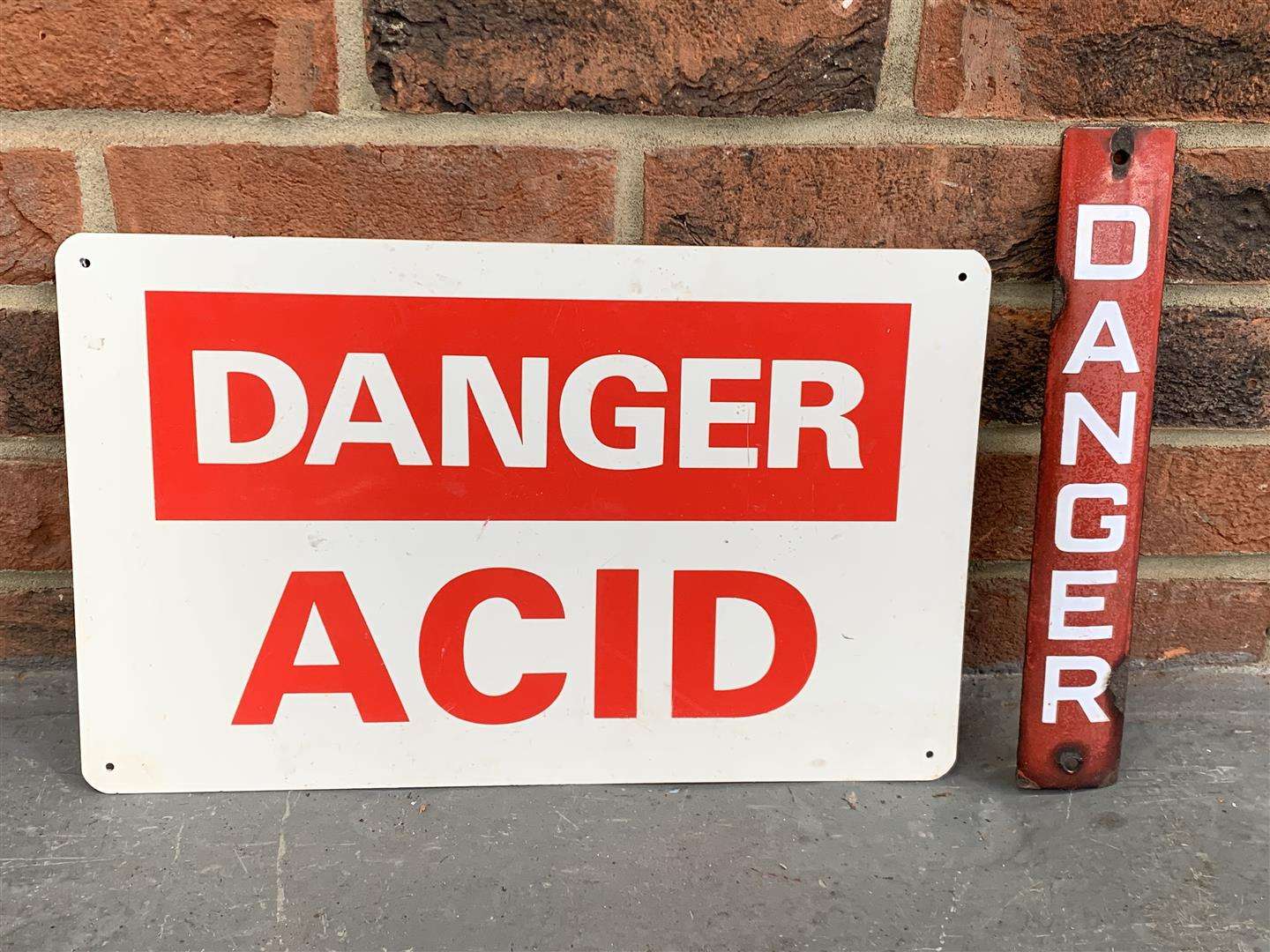 <p>Enamel Danger Sign &amp; Plastic Danger Acid Sign (2)</p>