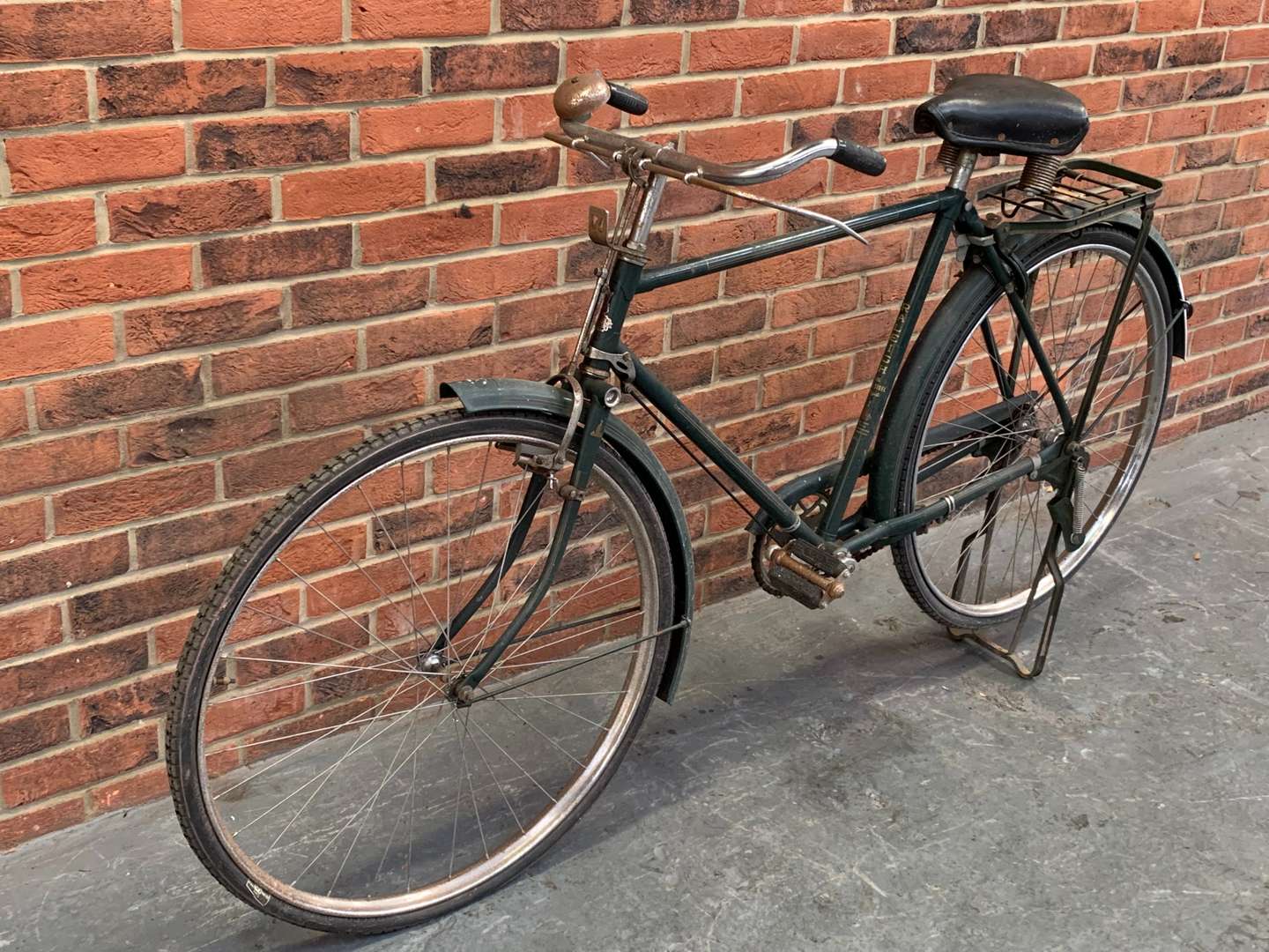 <p>Vintage Gents Raleigh Bicycle</p>