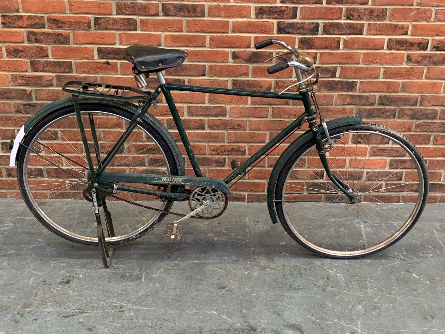<p>Vintage Gents Raleigh Bicycle</p>