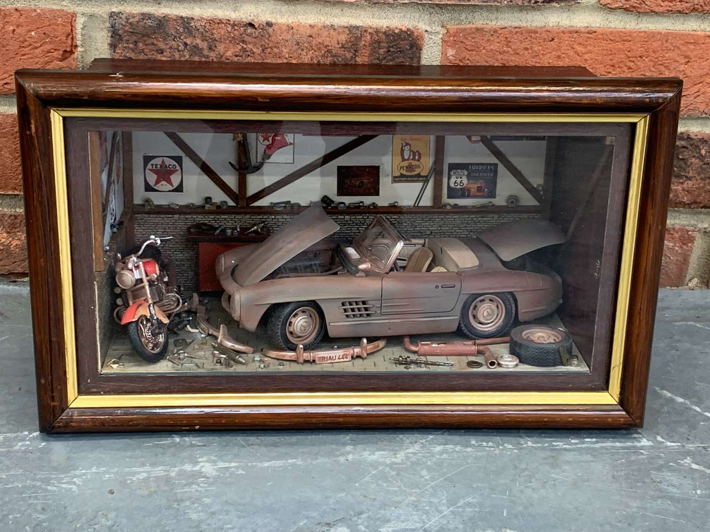 <p>Cased Mercedes SL Garage Diorama&nbsp;</p>