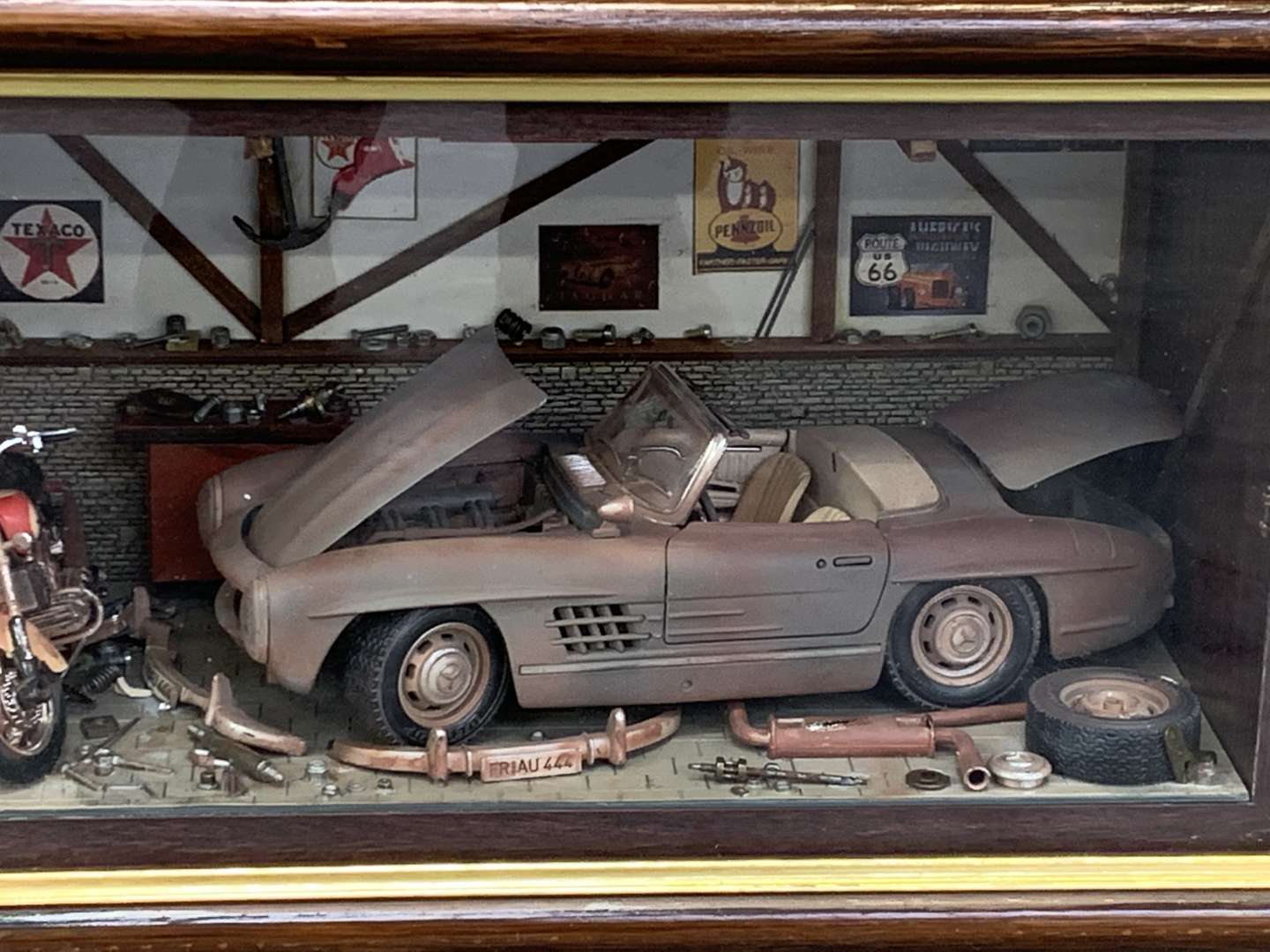 <p>Cased Mercedes SL Garage Diorama&nbsp;</p>