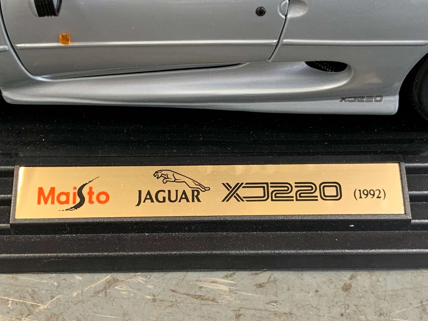 <p>Jaguar XJ220 1:12 Scale By Maisto</p>