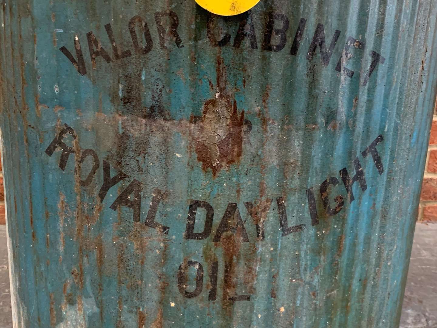 <p>Metal “Valor Royal Daylight” Oil Cabinet</p>
