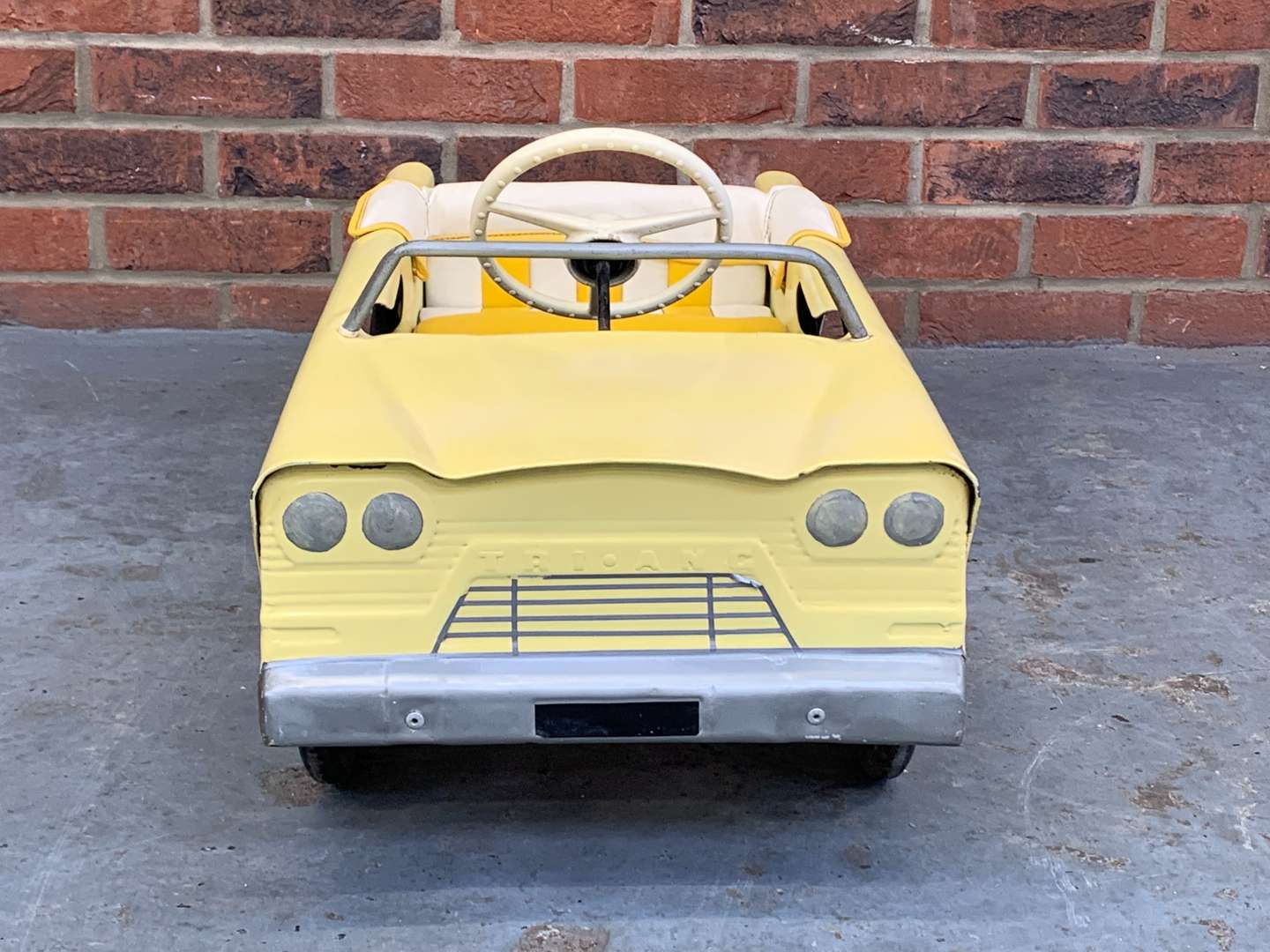 <p>Tri-ang Tin Plate Child's Pedal Car&nbsp;</p>