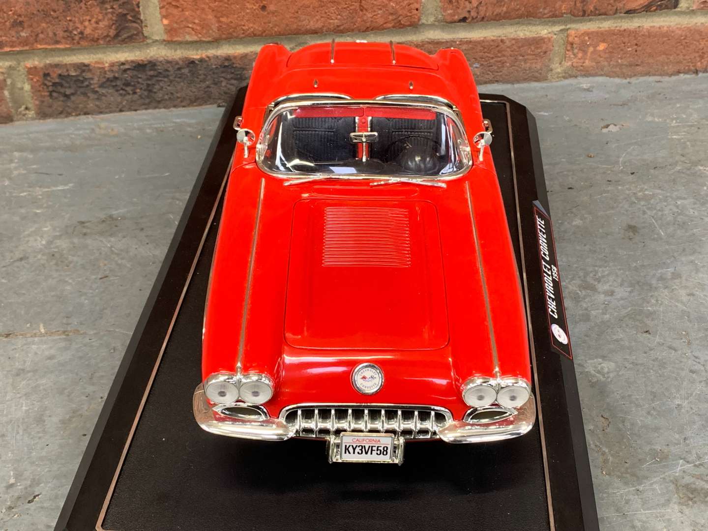 <p>Solido 1:12 Scale 1958 Chevrolet Corvette Model Car</p>