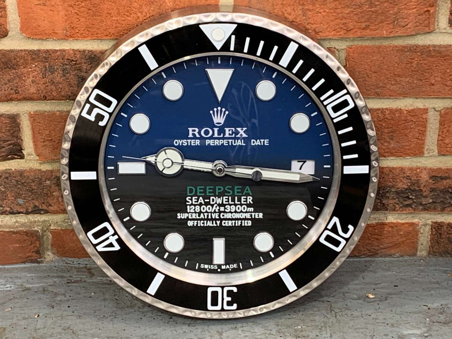 <p>Modern Metal Rolex Sea-Dweller Wall Clock</p>