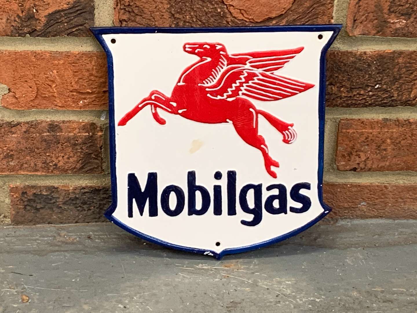 <p>Mobilgas Cast Aluminium Pegasus Sign</p>