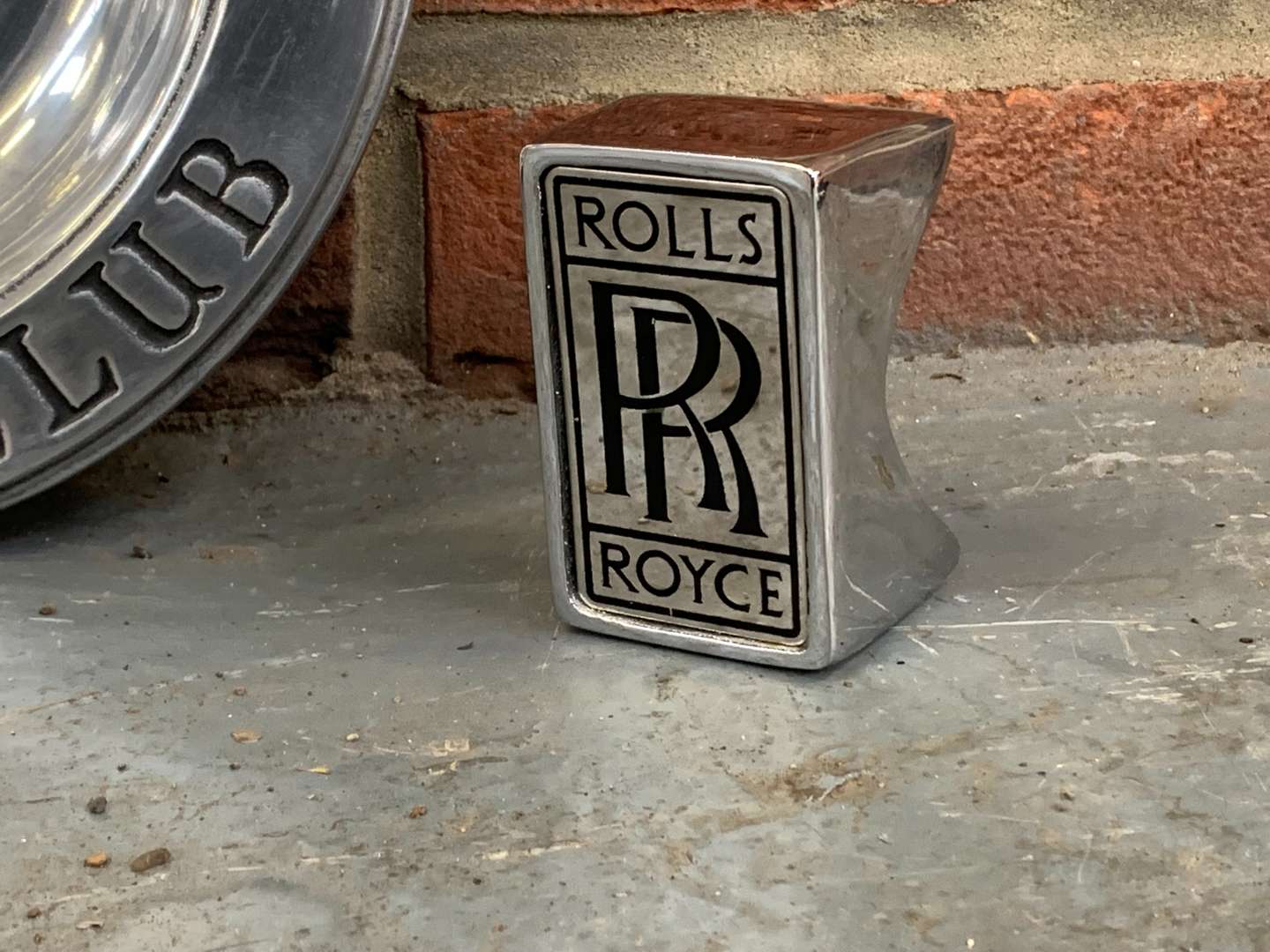<p>Rolls Royce Owners Club Dish, Mascot and Badge (3)&nbsp;</p>