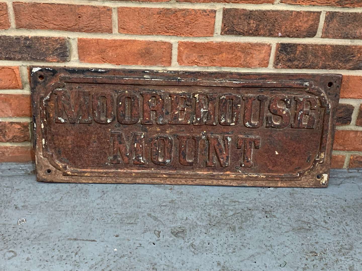 <p>Moorehouse Mount Cast Iron Sign</p>