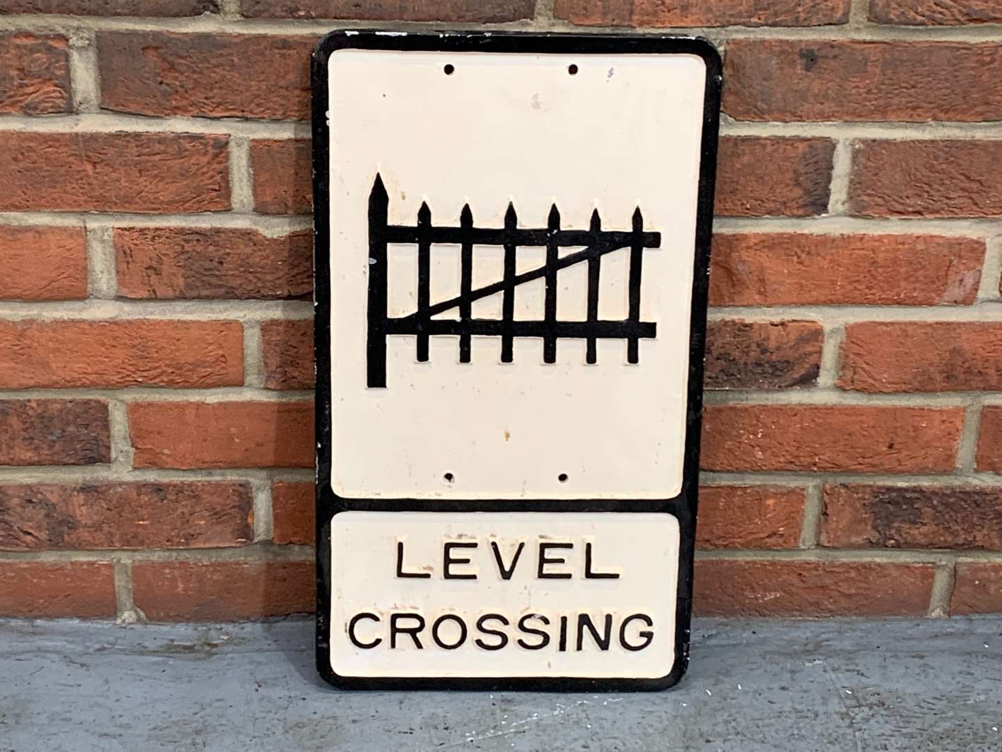<p>Level Crossing Cast Aluminium Sign</p>