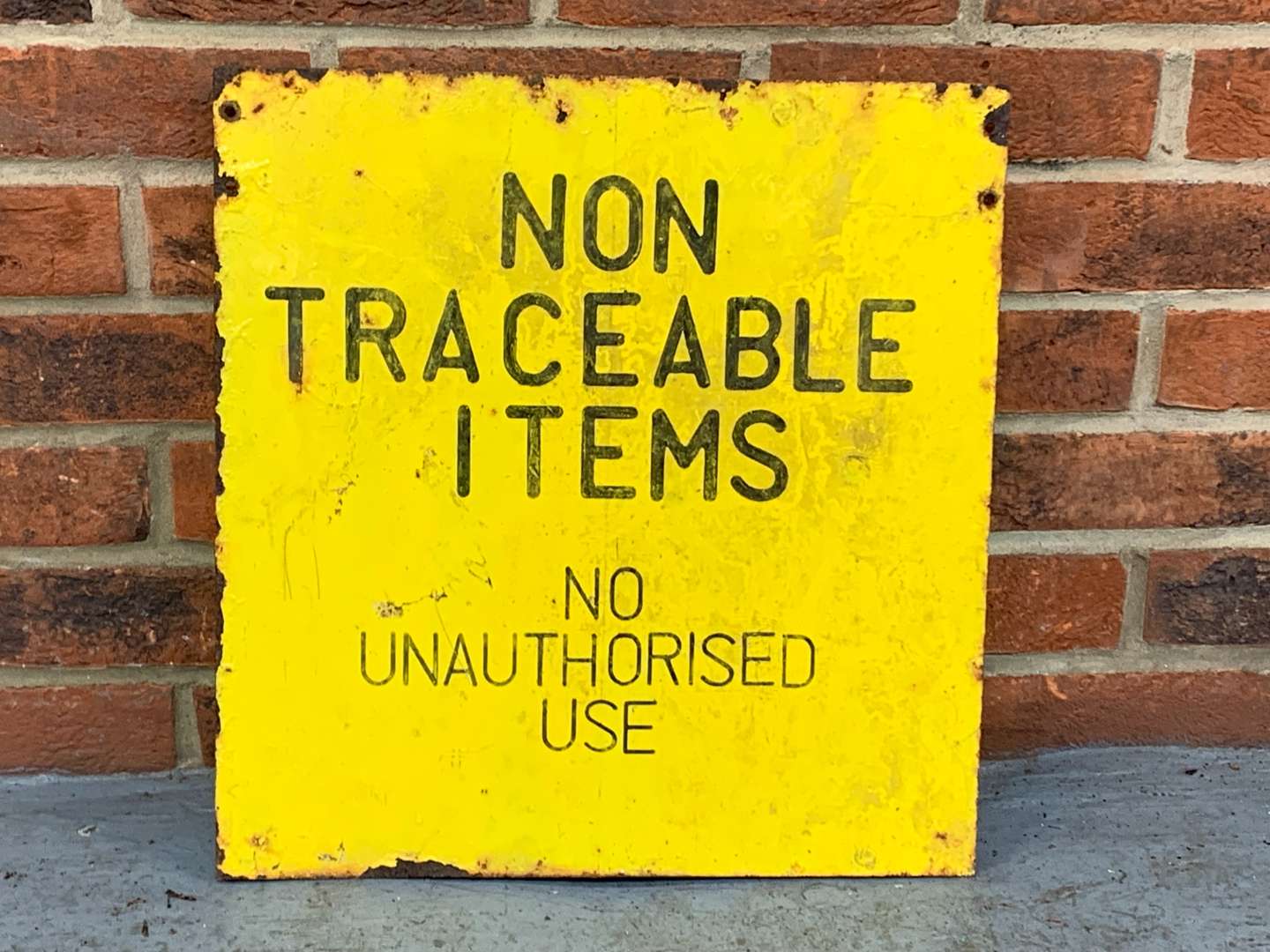 <p>Non-Traceable Items Metal Sign</p>