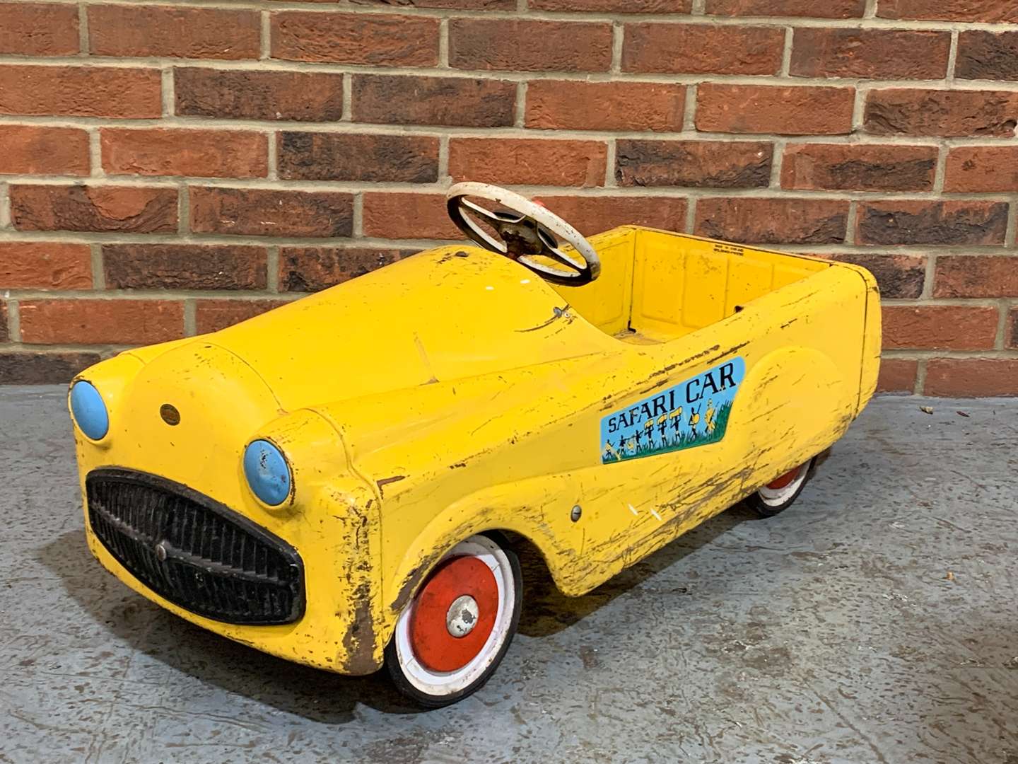 <p>MOBO Tin Plate Safari Pedal Car</p>