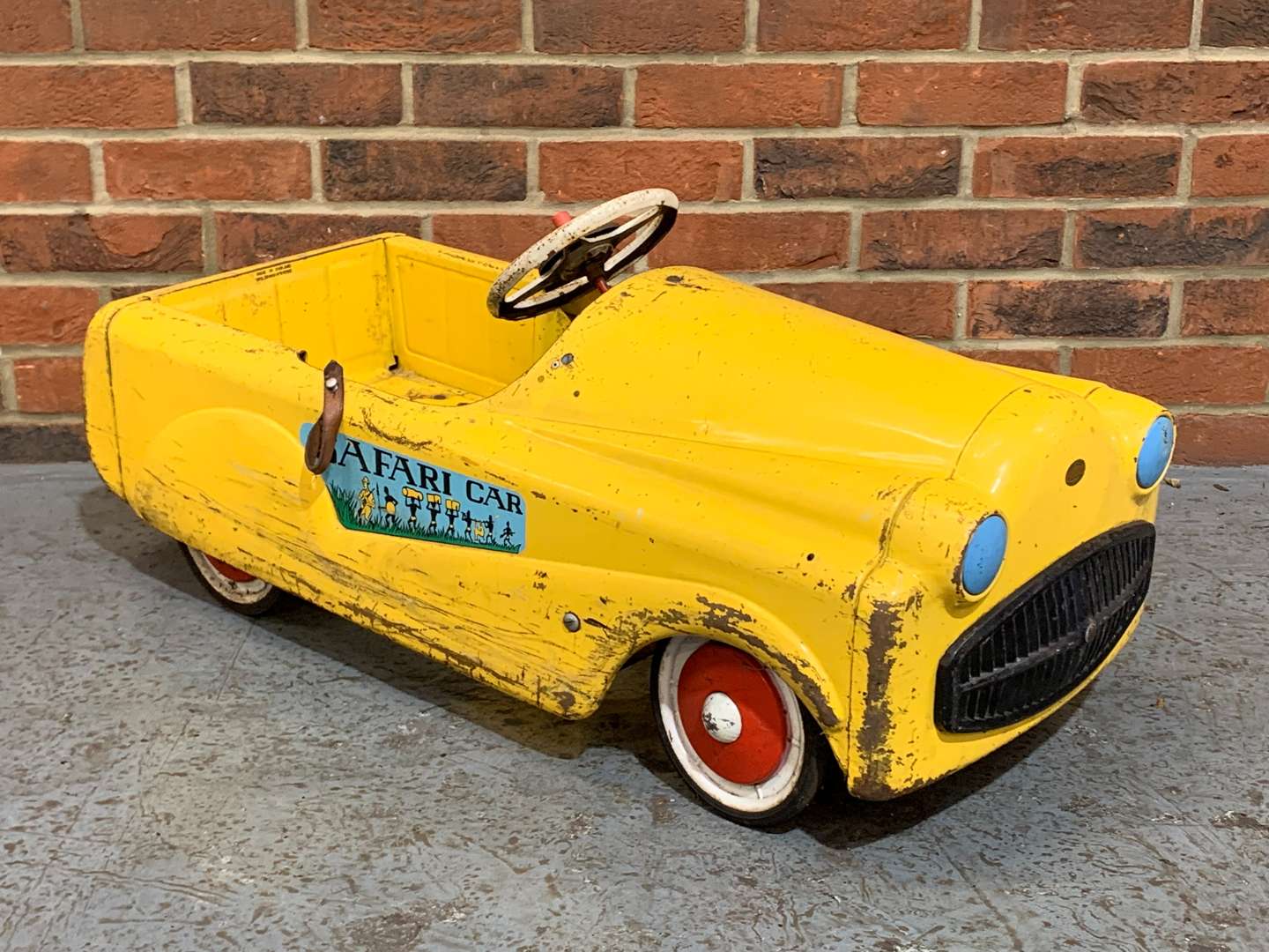 <p>MOBO Tin Plate Safari Pedal Car</p>