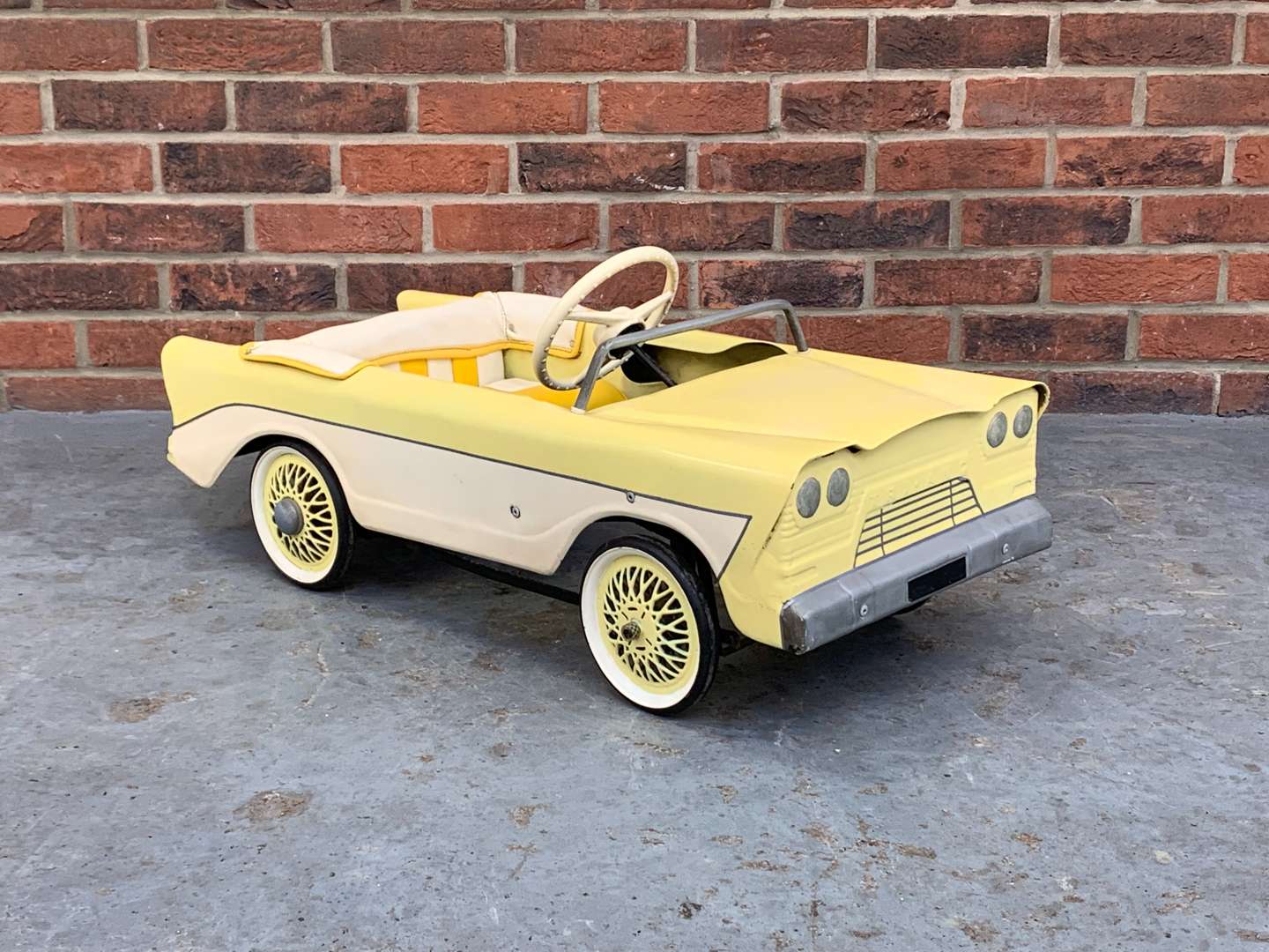 <p>Tri-ang Tin Plate Child's Pedal Car&nbsp;</p>