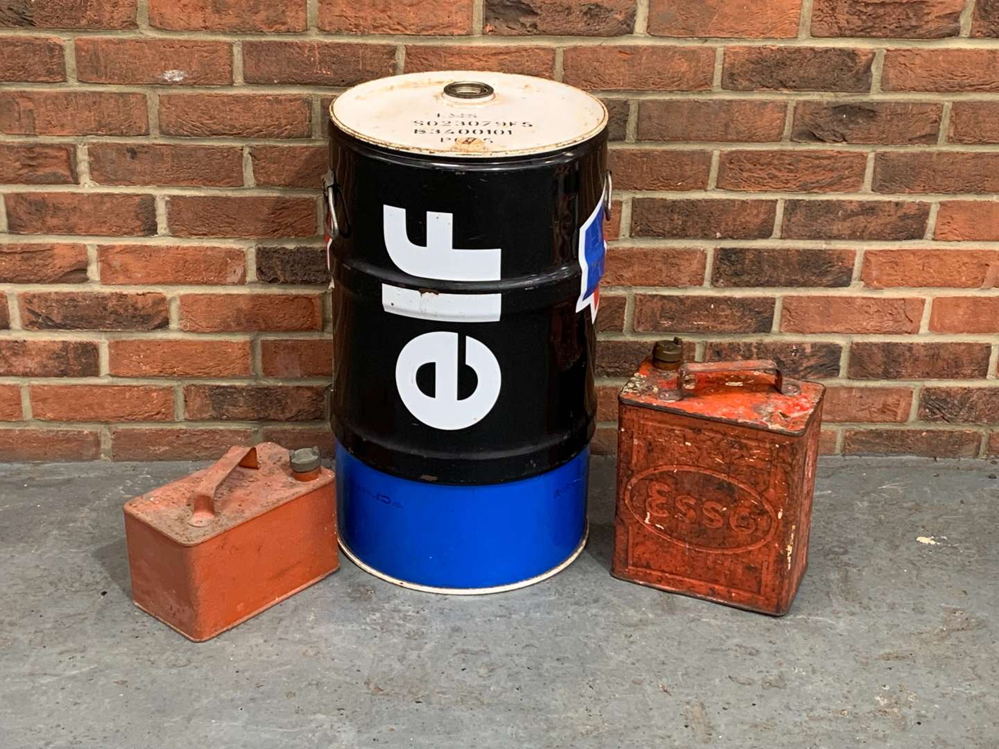 <p>Ex Lotus F1 Fuel Drum and Two Fuel Cans (3)</p>