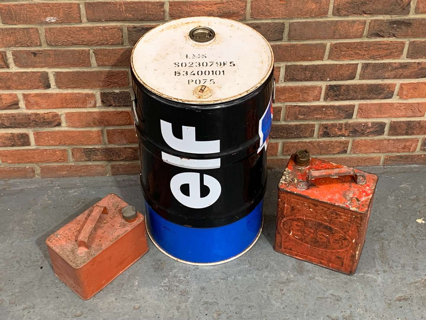 <p>Ex Lotus F1 Fuel Drum and Two Fuel Cans (3)</p>