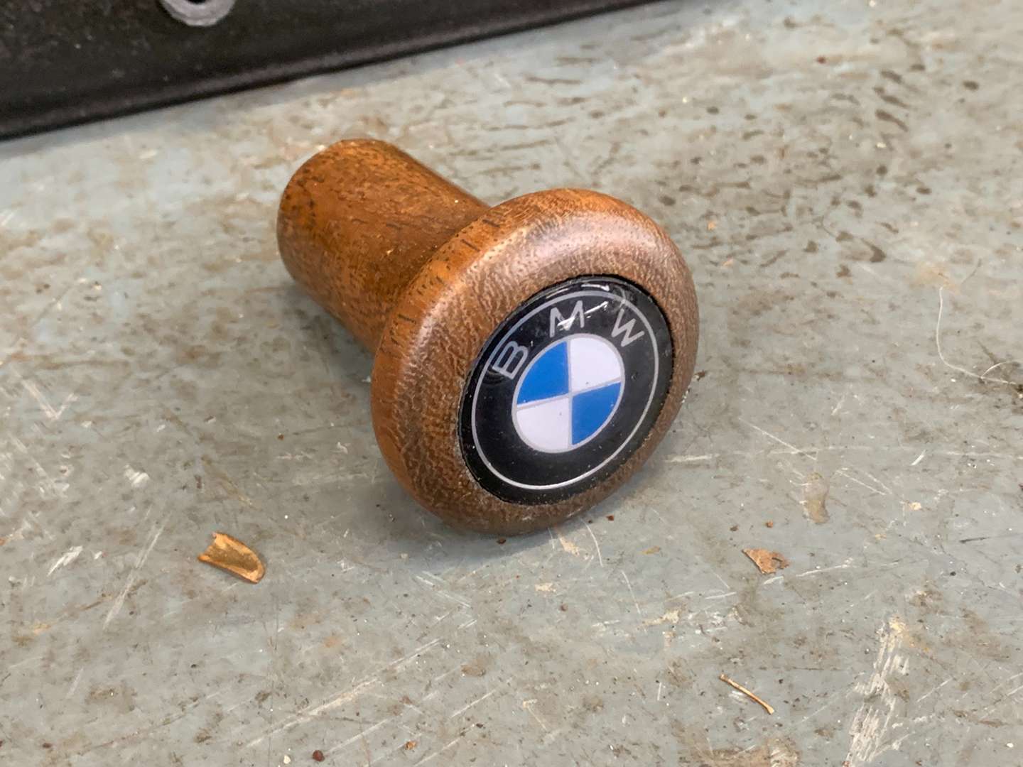 <p>BMW Rocker Cover and Gear Knob (2)</p>