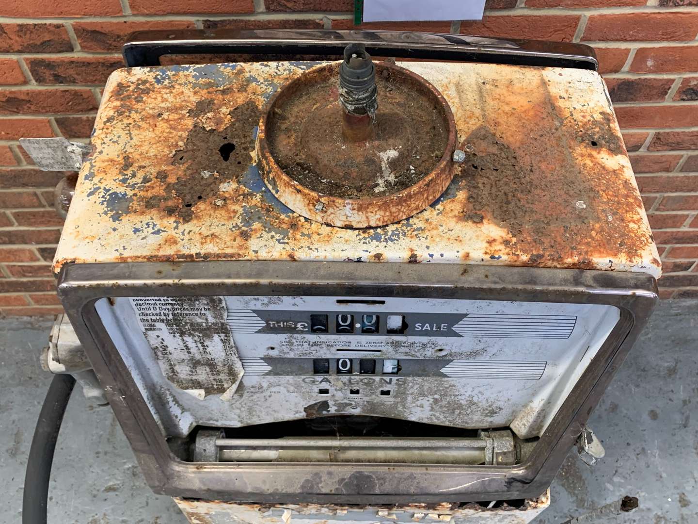 <p>Avery Hardoll Petrol Pump (For Restoration)</p>