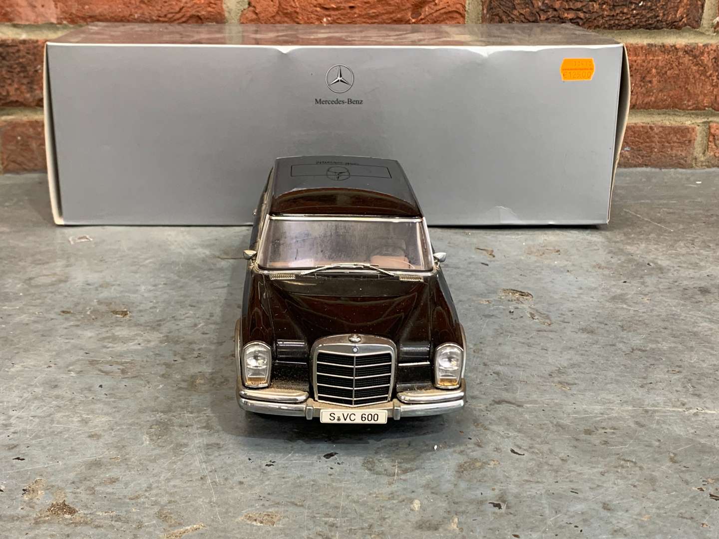 <p>Mercedes Classic Collection 600 Limousine &nbsp;1;18 Scale a/f</p>