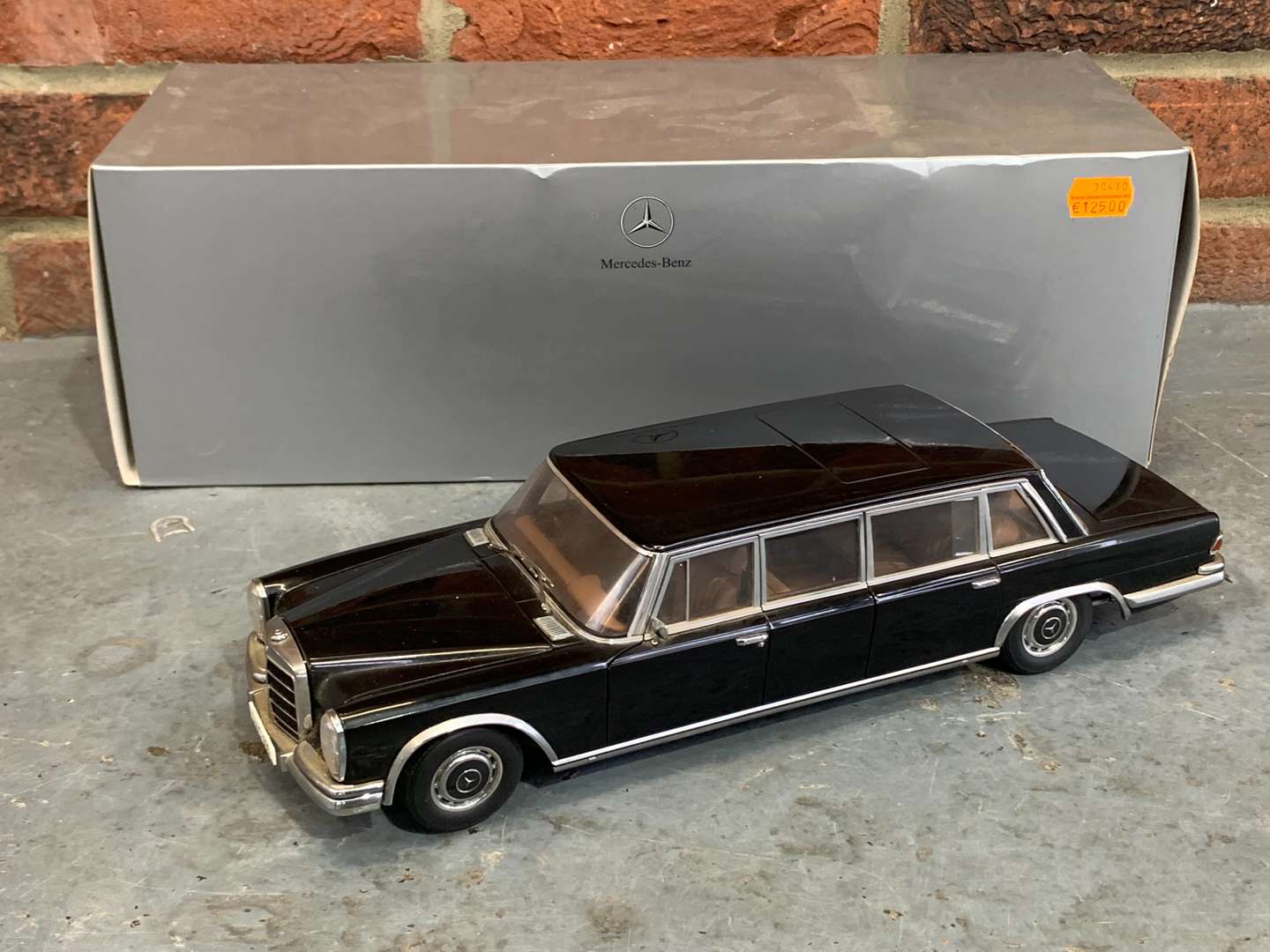 <p>Mercedes Classic Collection 600 Limousine &nbsp;1;18 Scale a/f</p>